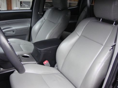 Used 2012 Toyota Tacoma 4x4 Double Cab image 2