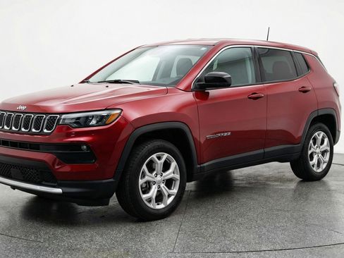 Used 2025 Jeep Compass Latitude AWD/4WD image 3