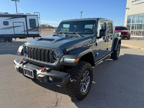 Used 2025 Jeep Gladiator Mojave w/ Convenience Group image 10