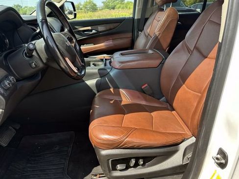 Used 2019 Cadillac Escalade Luxury AWD/4WD image 16