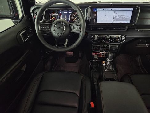 Used 2025 Jeep Gladiator Rubicon w/ Convenience Group AWD/4WD image 10
