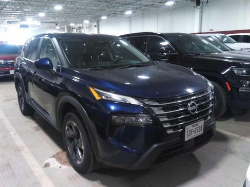 Used 2024 Nissan Rogue SV FWD image 2