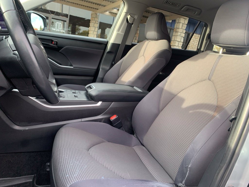 Used 2023 Toyota Highlander LE FWD image 21