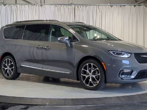 Used 2021 Chrysler Pacifica Limited w/ Uconnect Theater Family Group AWD/4WD image 3