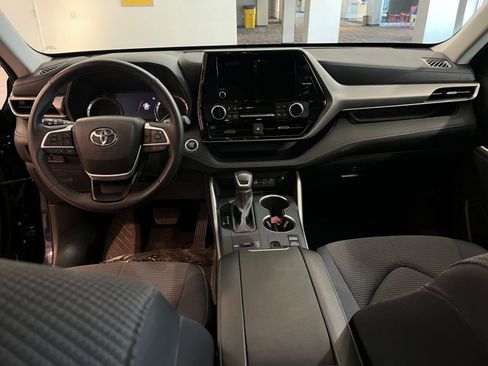 Used 2025 Toyota Highlander LE FWD image 35