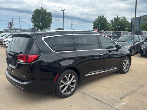 Used 2017 Chrysler Pacifica Limited FWD image 3