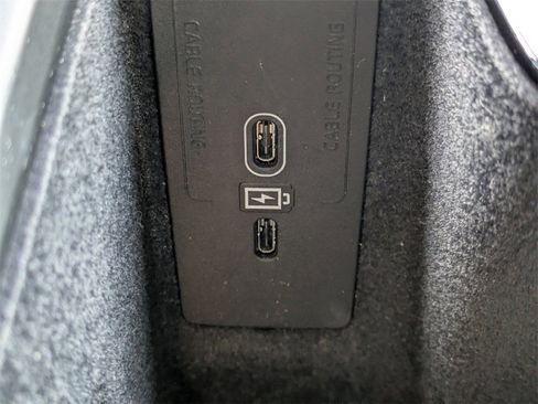 Certified 2023 Volvo XC60 B5 Ultimate w/ Climate Package image 32