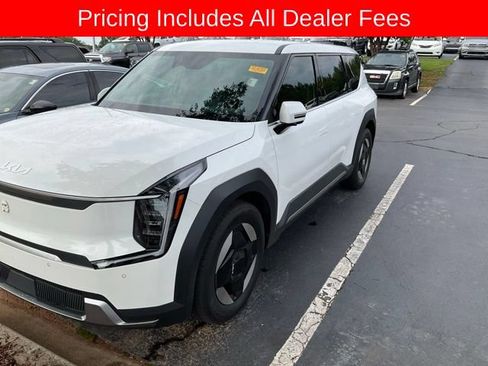 Used 2024 Kia EV9 Light Long Range RWD image 12