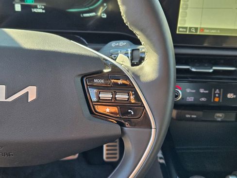 Used 2023 Kia Niro SX Touring image 41