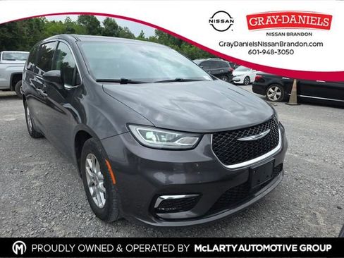 Used 2023 Chrysler Pacifica Touring-L FWD image 1