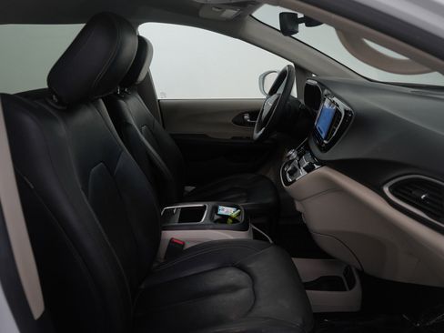 Used 2022 Chrysler Pacifica Touring-L w/ Uconnect Theater Family Group image 11