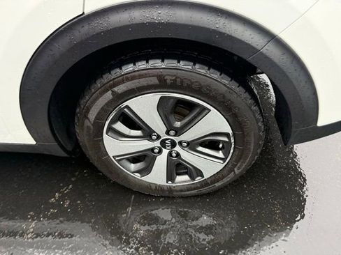 Used 2017 Kia Niro FE FWD image 6