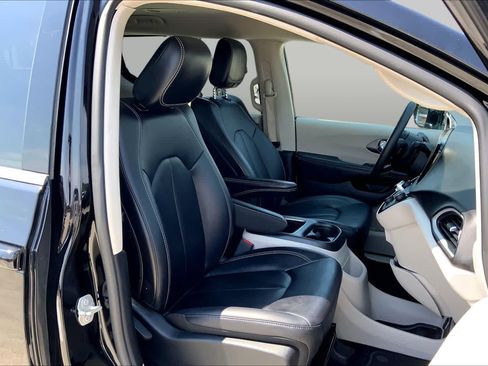 Used 2024 Chrysler Pacifica Touring-L FWD image 9