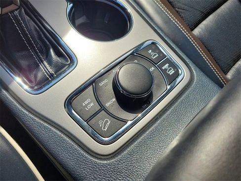 Used 2017 Jeep Grand Cherokee Overland image 36