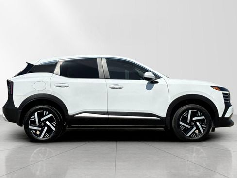 Used 2025 Nissan Kicks SV image 2