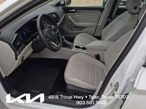 Used 2023 Volkswagen Jetta SE w/ Panoramic Sunroof Package FWD image 17