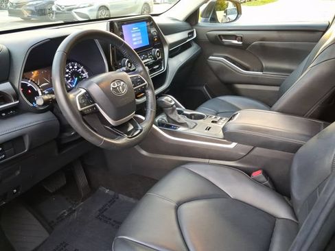 Used 2023 Toyota Highlander XLE FWD image 11