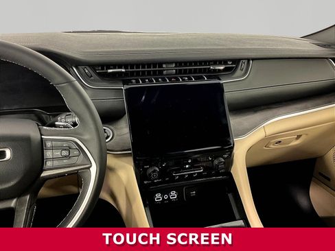 Used 2025 Jeep Grand Cherokee Limited AWD/4WD image 9
