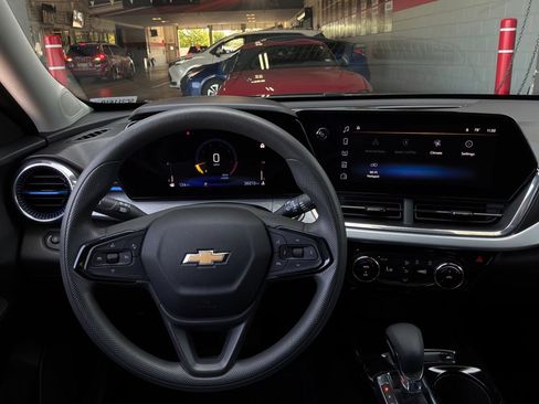 Used 2025 Chevrolet Trax LT FWD image 12