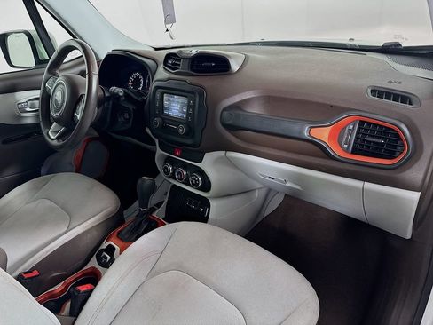 Used 2017 Jeep Renegade Latitude FWD image 33