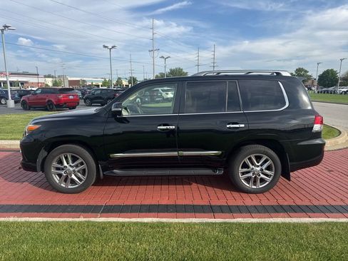 Used 2013 Lexus LX 570 4WD w/ Luxury Pkg image 2