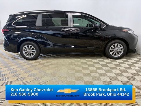 Used 2022 Toyota Sienna XLE FWD image 4