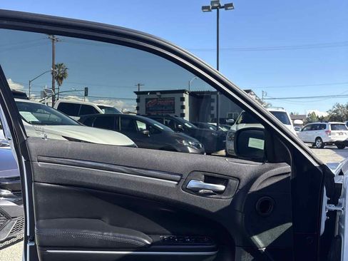 Used 2019 Chrysler 300 Touring image 6