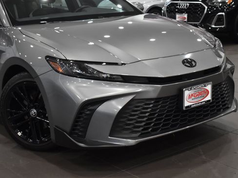 Used 2025 Toyota Camry SE image 3