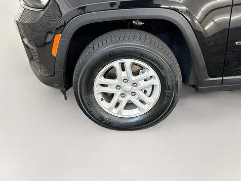 Used 2023 Jeep Grand Cherokee Laredo AWD/4WD image 11