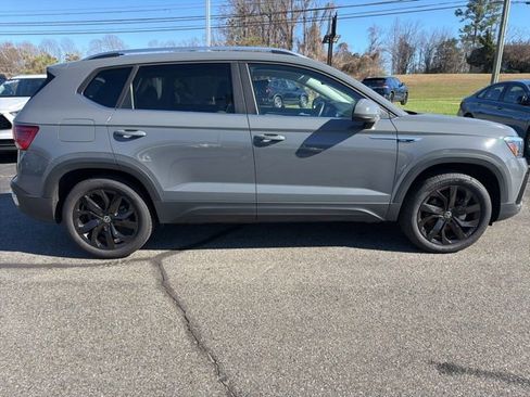 Used 2022 Volkswagen Taos SE w/ Panoramic Sunroof Package image 1