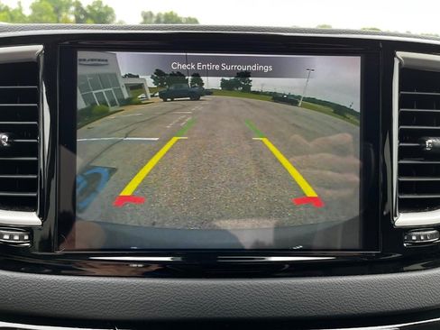Used 2023 Chrysler Pacifica Touring-L FWD image 25