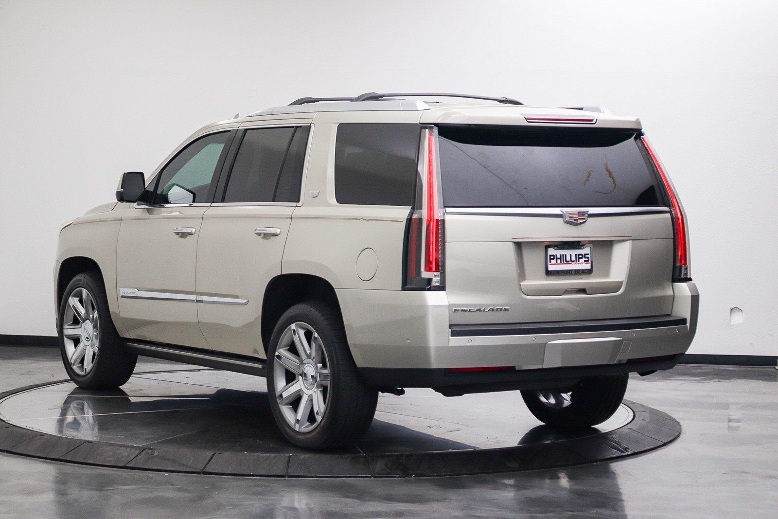 Used 2017 Cadillac Escalade Premium Luxury AWD/4WD image 11