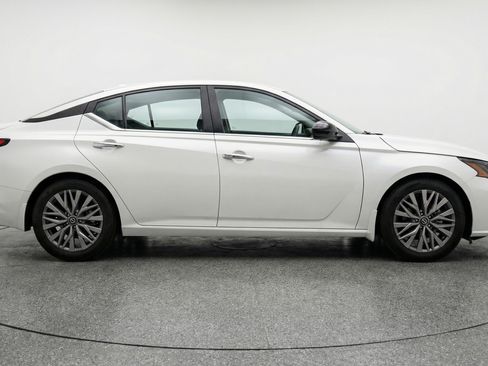 Used 2025 Nissan Altima 2.5 SV FWD image 11