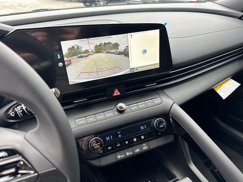 New 2025 Hyundai Elantra SEL image 18