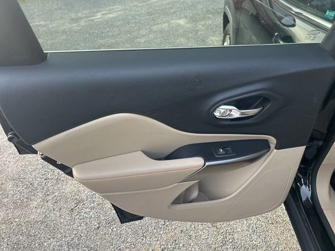 Used 2019 Jeep Cherokee Latitude w/ Popular Appearance Group image 12