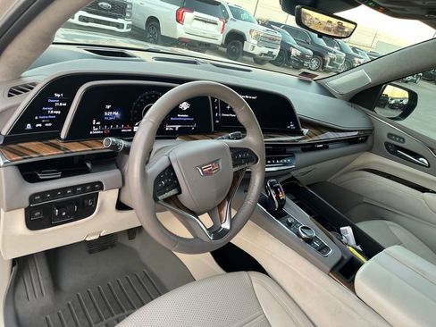 Used 2022 Cadillac Escalade ESV Premium Luxury Platinum image 18