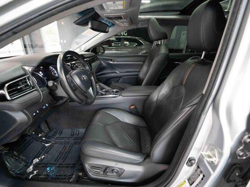 Used 2019 Toyota Camry XLE image 9