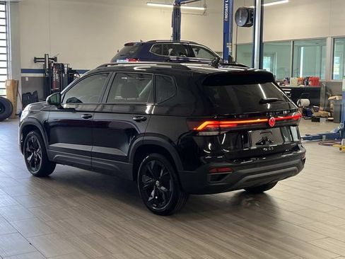 New 2026 Volkswagen Taos SE FWD image 9