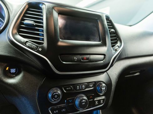 Used 2020 Jeep Cherokee Latitude Plus FWD image 11