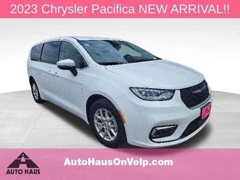 Used 2023 Chrysler Pacifica Touring-L FWD image 1