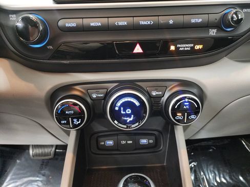 Used 2022 Hyundai Venue SEL w/ Cargo Package FWD image 19