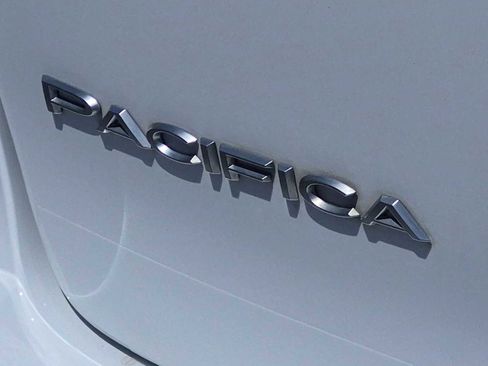 Used 2021 Chrysler Pacifica Pinnacle FWD image 11