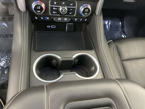 Used 2024 GMC Yukon XL SLT image 19