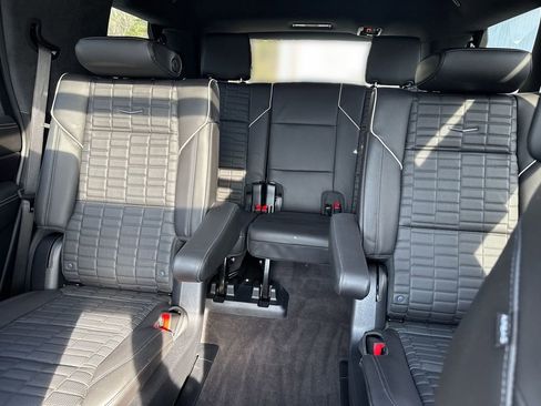 Used 2025 Cadillac Escalade Premium Luxury Platinum image 34