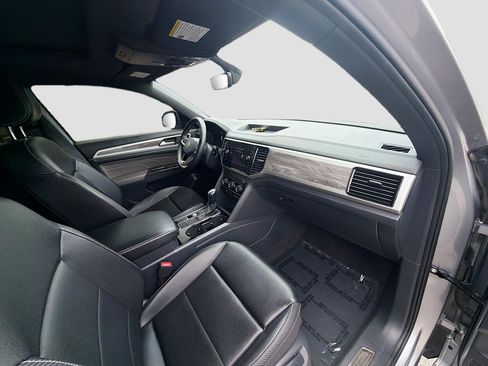 Used 2022 Volkswagen Atlas Cross Sport SE FWD image 32