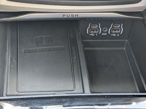 Used 2023 Chrysler Pacifica Limited FWD image 28