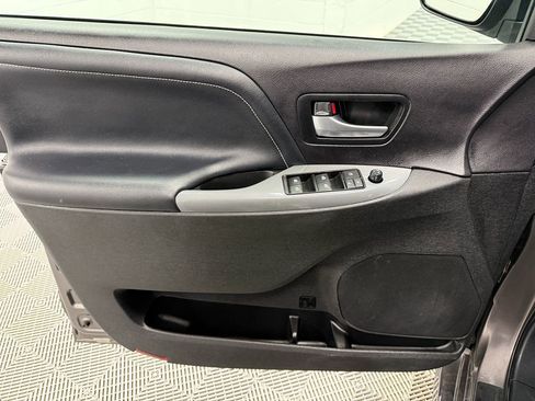 Used 2017 Toyota Sienna SE FWD image 9