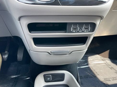 Used 2023 Chrysler Pacifica Touring-L FWD image 14