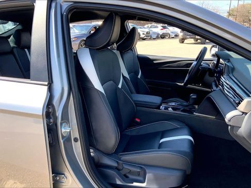 Used 2025 Toyota Camry SE w/ Convenience Package image 9