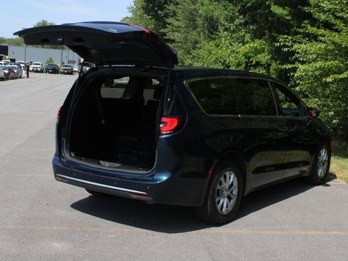 Used 2025 Chrysler Pacifica Select AWD/4WD image 7
